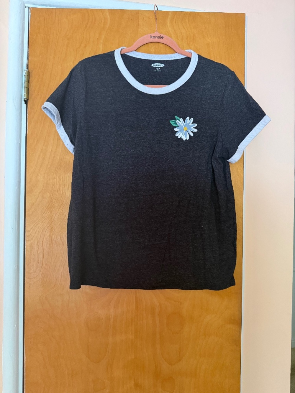 Old Navy Slim Fit Heather Gray Ringer Tee with Daisy, Size XL
